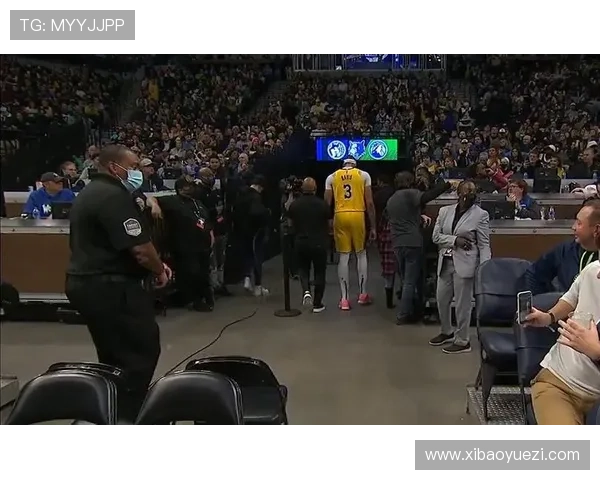 戴维斯脚踝受伤独自走回更衣室